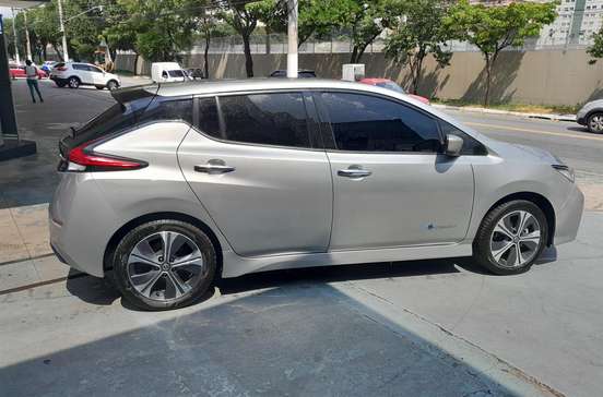 NISSAN-LEAF-2021