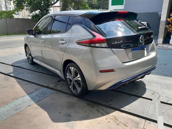NISSAN-LEAF-2021