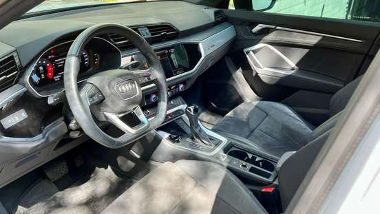 AUDI-Q3-2021