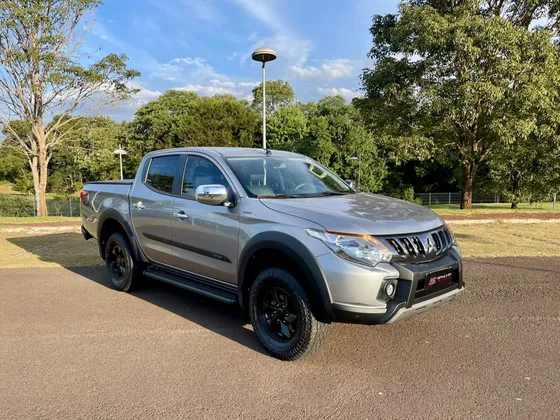 MITSUBISHI L200 TRITON 2.4 16V TURBO DIESEL OUTDOOR HPE CD 4X4 AUTOMÁTICO