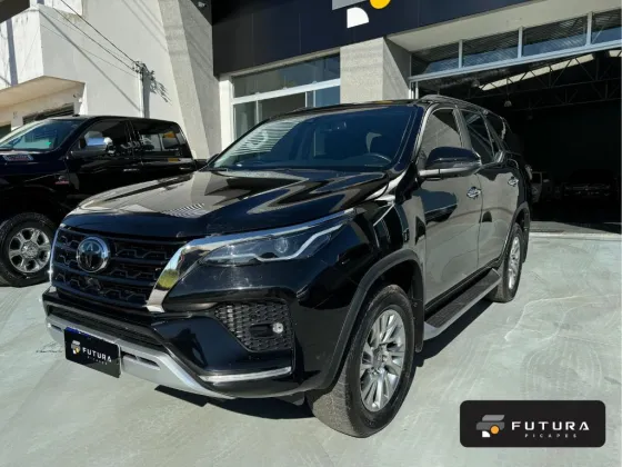 TOYOTA HILUX SW4 2.8 D-4D TURBO DIESEL SRX 7L 4X4 AUTOMÁTICO