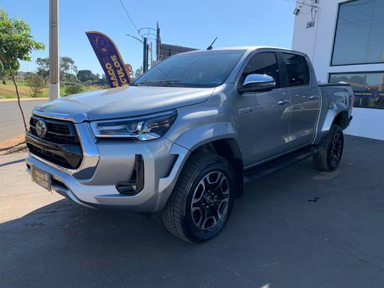 TOYOTA HILUX 2.8 D-4D TURBO DIESEL CD SRX PLUS 4X4 AUTOMÁTICO