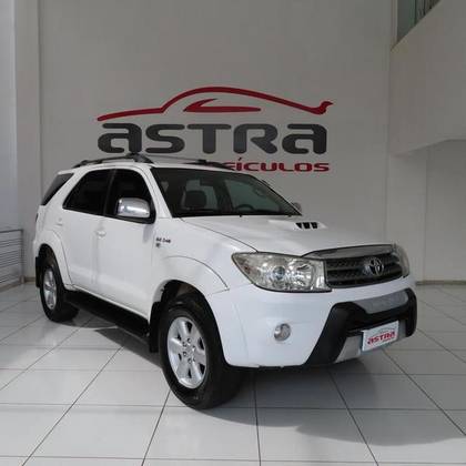 TOYOTA HILUX SW4 3.0 SRV 4X4 7 LUGARES 16V TURBO INTERCOOLER DIESEL 4P AUTOMÁTICO