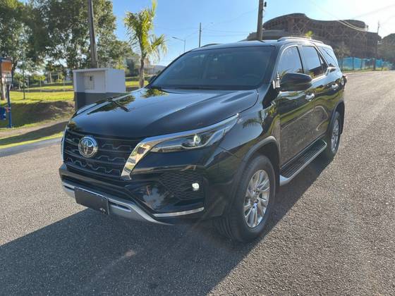 TOYOTA HILUX SW4 2.8 D-4D TURBO DIESEL SRX 7L 4X4 AUTOMÁTICO