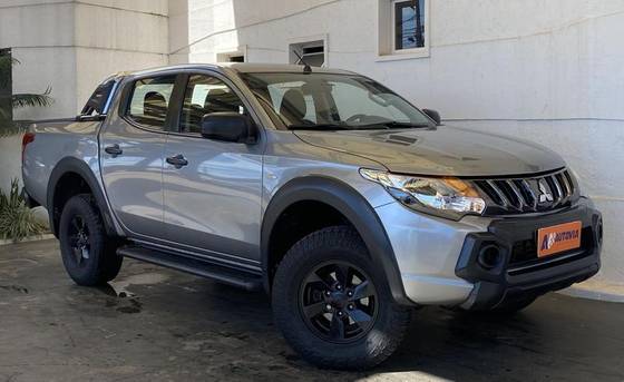 MITSUBISHI L200 TRITON 2.4 16V TURBO DIESEL OUTDOOR GLS CD 4X4 AUTOMÁTICO