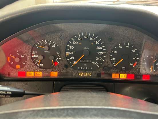 MERCEDES-BENZ-300 SE-1993