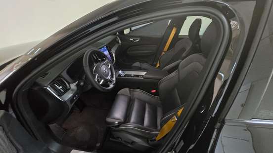 VOLVO-XC60-2023
