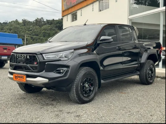 TOYOTA HILUX 2.8 D-4D TURBO DIESEL CD GR-S 4X4 AUTOMÁTICO