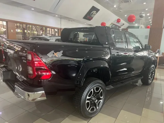 TOYOTA HILUX 2.8 D-4D TURBO DIESEL CD SRX PLUS 4X4 AUTOMÁTICO