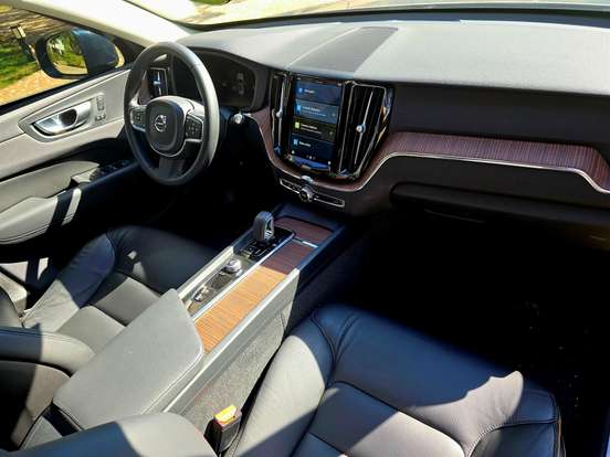 VOLVO-XC60-2023