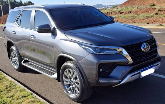 TOYOTA HILUX SW4 2.8 D-4D TURBO DIESEL SRX 4X4 AUTOMÁTICO