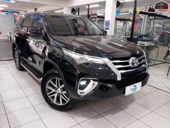 TOYOTA HILUX SW4 2.8 SRX 4X4 7 LUGARES 16V TURBO INTERCOOLER DIESEL 4P AUTOMÁTICO