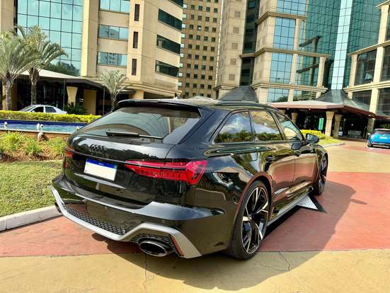 AUDI-RS6-2021