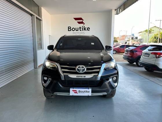 TOYOTA HILUX SW4 2.8 SRX DIAMOND 4X4 7 LUGARES 16V TURBO INTERCOOLER DIESEL 4P AUTOMÁTICO