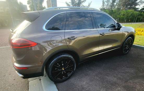 PORSCHE-CAYENNE-2015