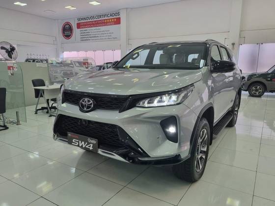 TOYOTA HILUX SW4 2.8 D-4D TURBO DIESEL DIAMOND 7L 4X4 AUTOMÁTICO