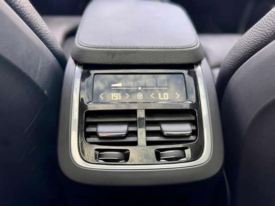VOLVO-XC90-2021