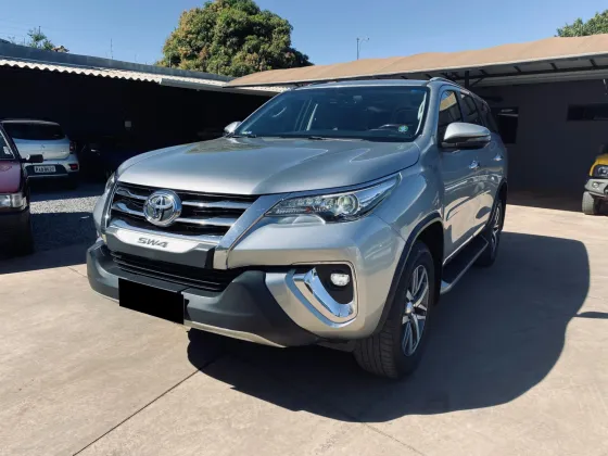 TOYOTA HILUX SW4 2.8 SRX 4X4 7 LUGARES 16V TURBO INTERCOOLER DIESEL 4P AUTOMÁTICO
