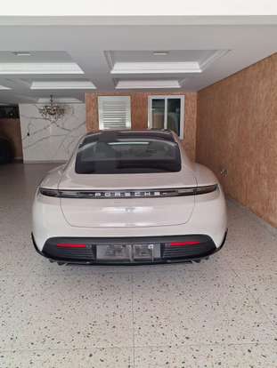 PORSCHE-TAYCAN-2023