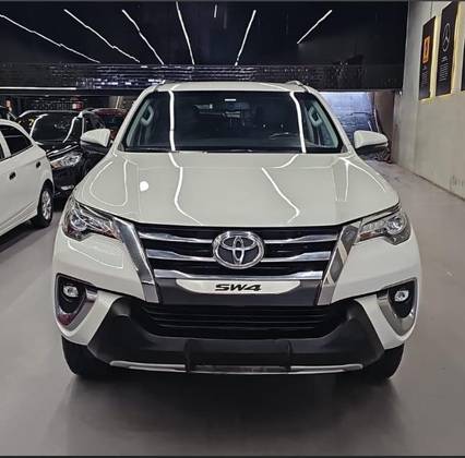 TOYOTA HILUX SW4 2.8 SRX 4X4 7 LUGARES 16V TURBO INTERCOOLER DIESEL 4P AUTOMÁTICO