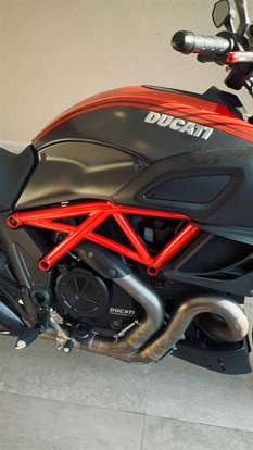 DUCATI-DIAVEL CARBON-2012