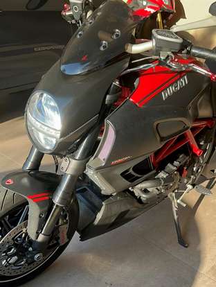 DUCATI-DIAVEL CARBON-2012