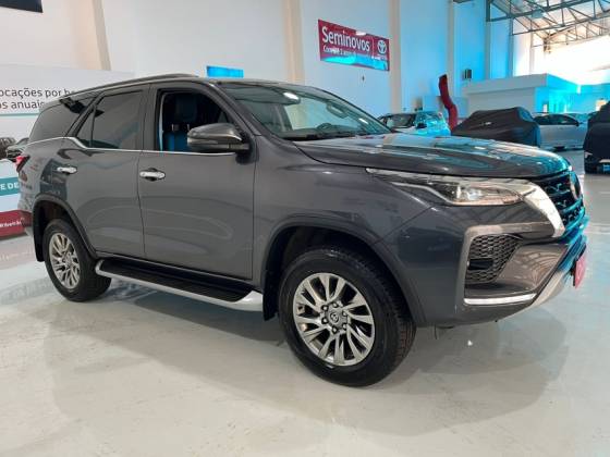 TOYOTA HILUX SW4 2.8 D-4D TURBO DIESEL SRX 4X4 AUTOMÁTICO