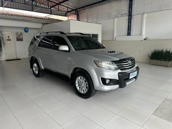 TOYOTA HILUX SW4 3.0 SRV 4X4 7 LUGARES 16V TURBO INTERCOOLER DIESEL 4P AUTOMÁTICO