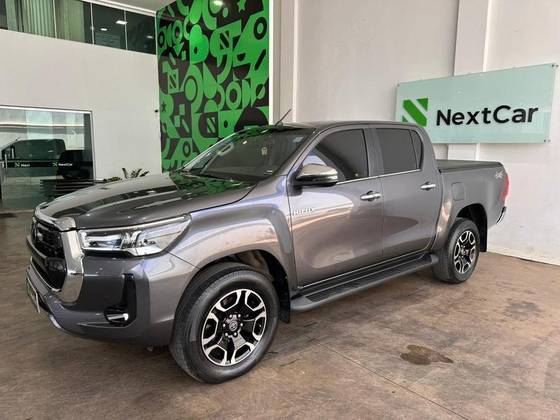 TOYOTA HILUX 2.8 D-4D TURBO DIESEL CD SRX 4X4 AUTOMÁTICO