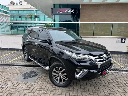 TOYOTA HILUX SW4 2.8 SRX 4X4 7 LUGARES 16V TURBO INTERCOOLER DIESEL 4P AUTOMÁTICO