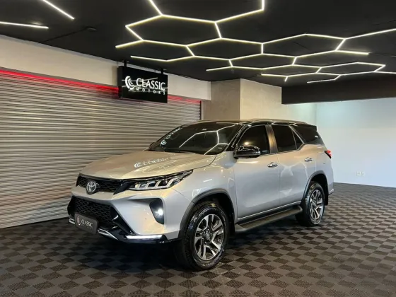 TOYOTA HILUX SW4 2.8 D-4D TURBO DIESEL DIAMOND 7L 4X4 AUTOMÁTICO