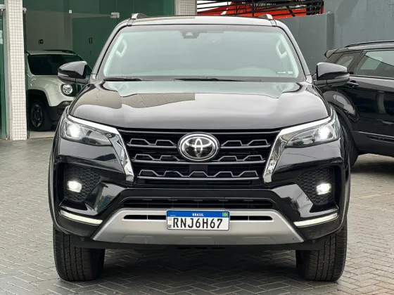 TOYOTA HILUX SW4 2.8 D-4D TURBO DIESEL SRX 7L 4X4 AUTOMÁTICO