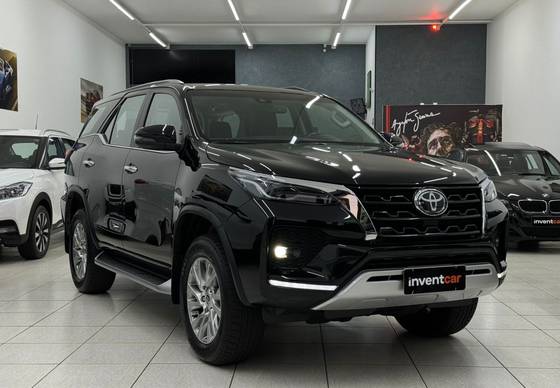 TOYOTA HILUX SW4 2.8 D-4D TURBO DIESEL SRX 7L 4X4 AUTOMÁTICO