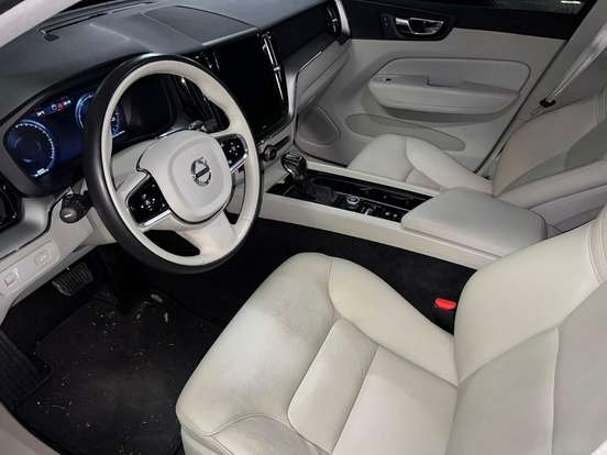 VOLVO-XC60-2.0 T5 GASOLINA MOMENTUM AWD GEARTRONIC VOLVO-XC60-2020