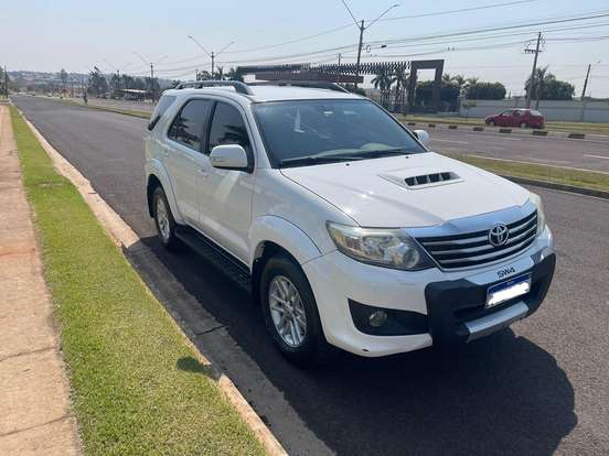 TOYOTA-HILUX SW4-3.0 SRV 4X4 7 LUGARES 16V TURBO INTERCOOLER DIESEL 4P AUTOMÁTICO TOYOTA-HILUX SW4-2013