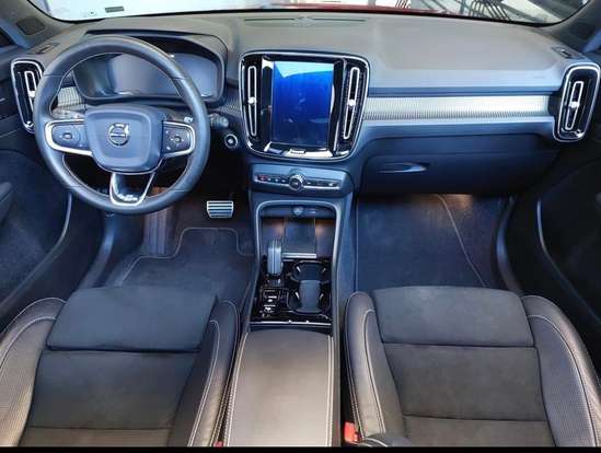 VOLVO-XC40-2020