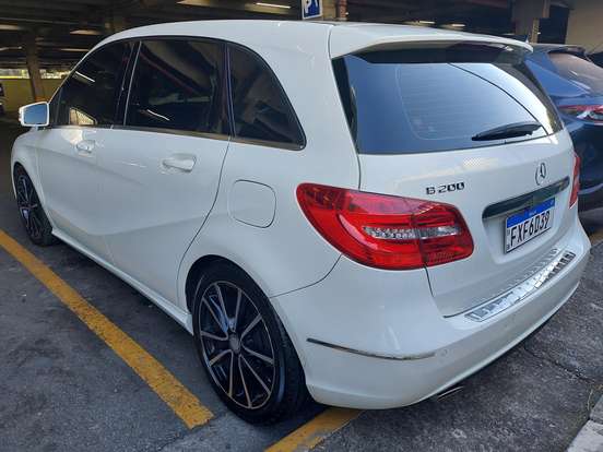 MERCEDES-BENZ-B 200-1.6 SPORT TURBO GASOLINA 4P AUTOMÁTICO MERCEDES-BENZ-B 200-2013