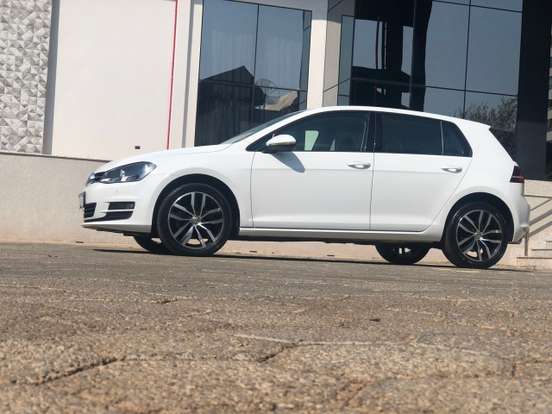 VOLKSWAGEN-GOLF-2014