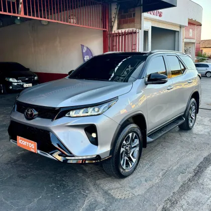 TOYOTA HILUX SW4 2.8 D-4D TURBO DIESEL DIAMOND 7L 4X4 AUTOMÁTICO