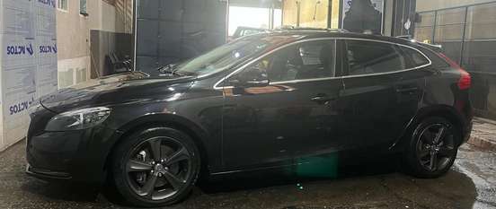 VOLVO-V40-2014