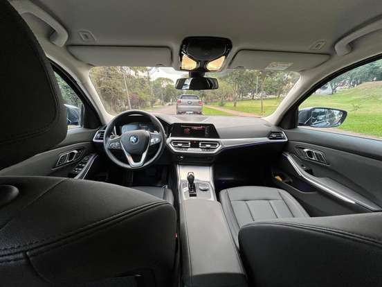 BMW-320i-2021