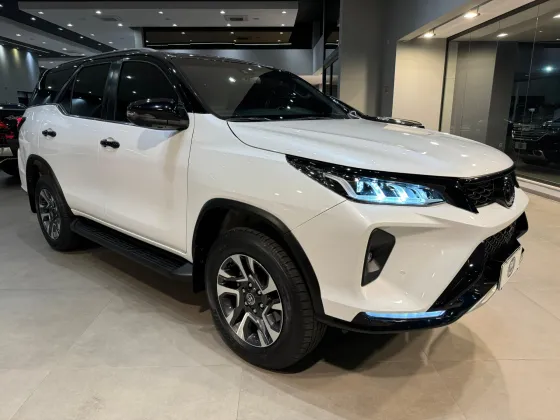 TOYOTA HILUX SW4 2.8 D-4D TURBO DIESEL DIAMOND 7L 4X4 AUTOMÁTICO