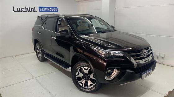 TOYOTA HILUX SW4 2.8 SRX DIAMOND 4X4 7 LUGARES 16V TURBO INTERCOOLER DIESEL 4P AUTOMÁTICO