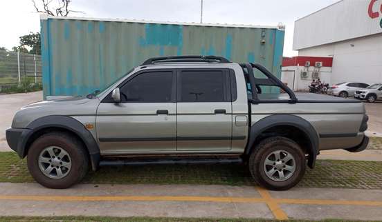 MITSUBISHI-L200-2011