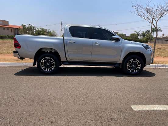 TOYOTA-HILUX-2.8 D-4D TURBO DIESEL CD SRX 4X4 AUTOMÁTICO TOYOTA-HILUX-2021