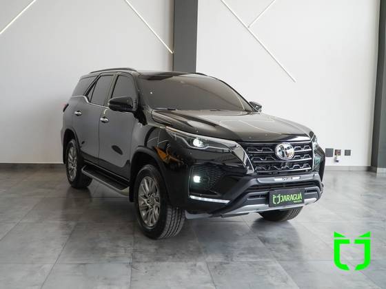 TOYOTA HILUX SW4 2.8 D-4D TURBO DIESEL SRX 7L 4X4 AUTOMÁTICO