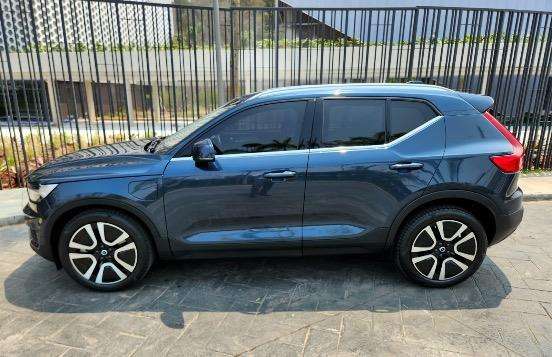 VOLVO-XC40-2021