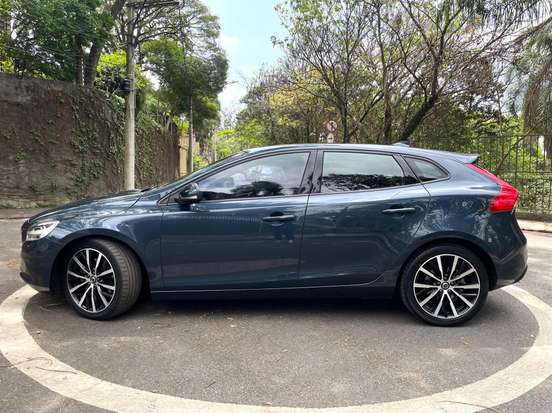 VOLVO-V40-2019