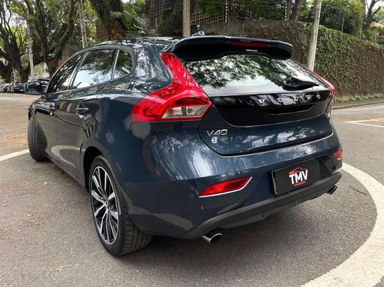 VOLVO-V40-2019