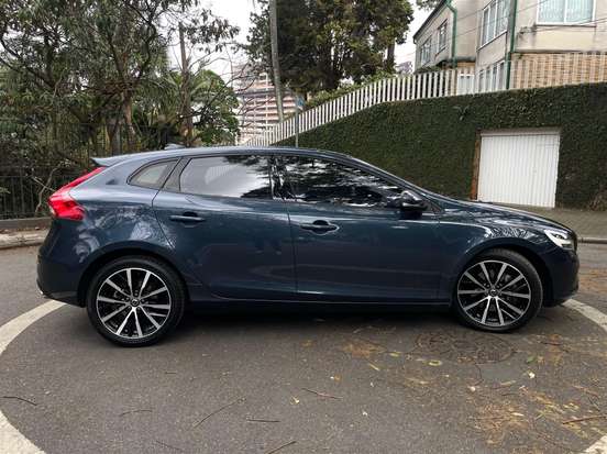 VOLVO-V40-2019